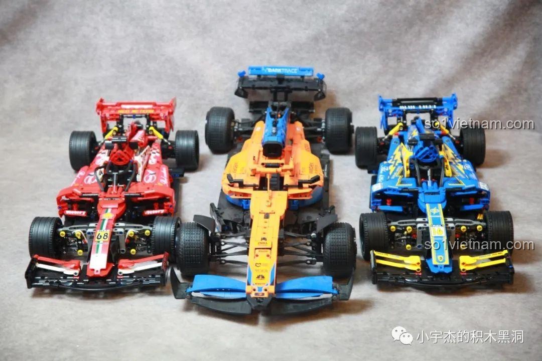 So sánh kích thước giữa xe LEGO McLaren F1 (cam) và hai chiếc xe K-Box 10295 và 10296, xe K-Box ngắn hơn.