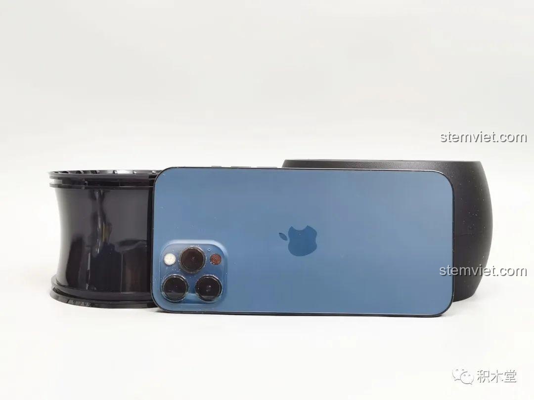 So sánh kích thước lốp sau của Mô tô Phantom Đêm với một chiếc điện thoại iPhone để thấy độ lớn của nó.