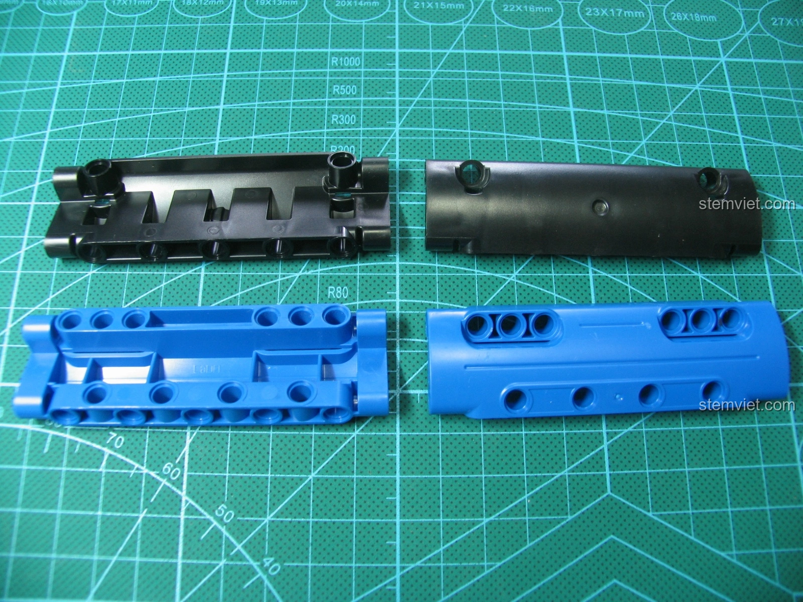 So sánh bề mặt mảnh ghép CaDA (xanh) và LEGO (đen) từ bộ lắp ráp Súng AK-47 cho bé trai 8+, cho thấy sự khác biệt về lỗ đúc.