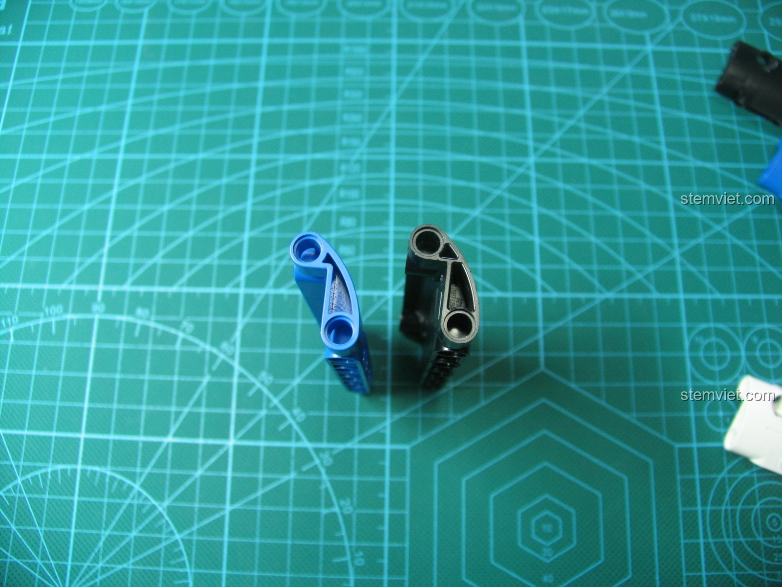 So sánh góc nhìn cạnh của mảnh ghép CaDA (xanh) và LEGO (đen) từ bộ lắp ráp Súng AK-47 cho con trai từ 8 tuổi, cho thấy sự khác biệt về thiết kế.