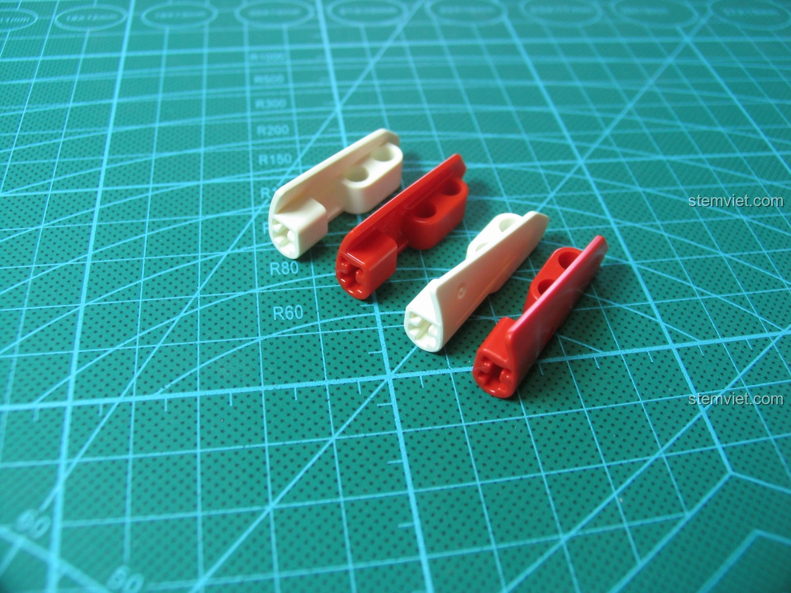 Góc nhìn khác về mảnh cong CaDA (đỏ) và LEGO (trắng), cho thấy sự tương đồng về thiết kế và chức năng.