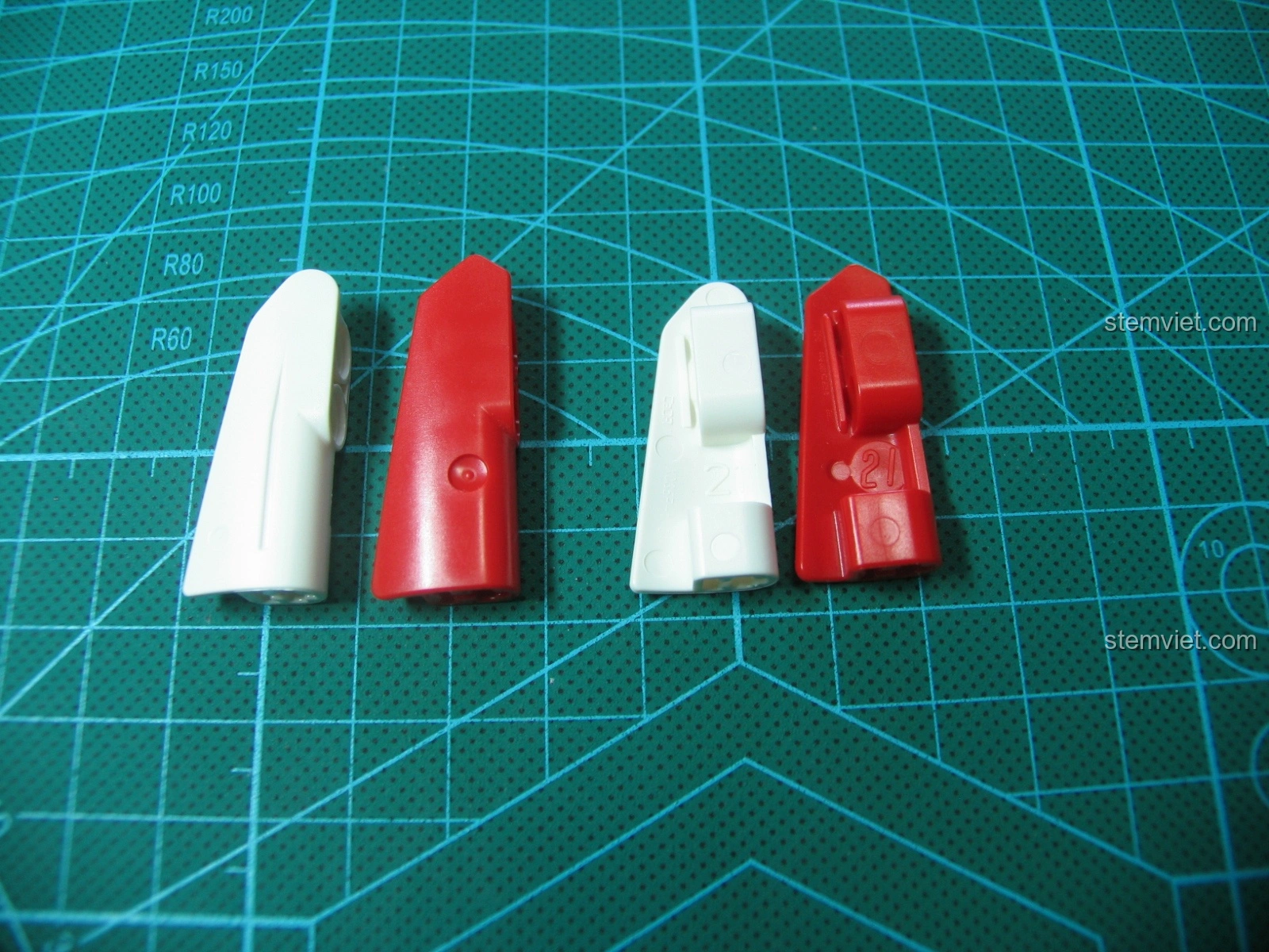 So sánh mảnh cong màu đỏ của CaDA và mảnh cong màu trắng của LEGO, từ bộ đồ chơi 81001 tiết kiệm.