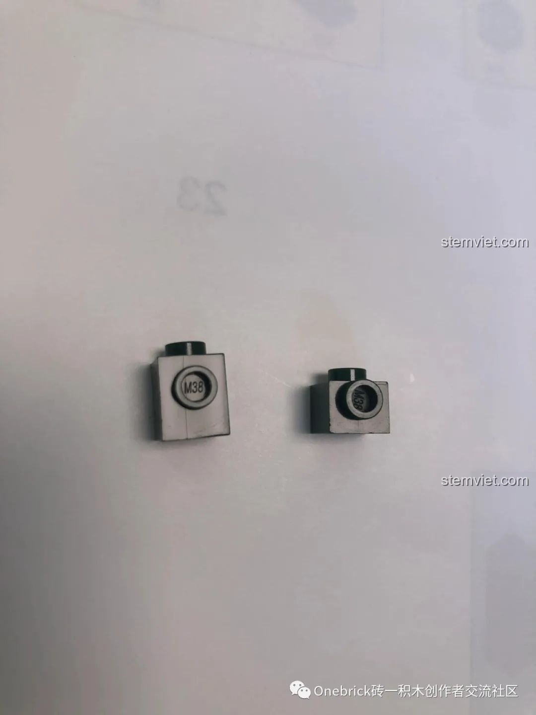 So sánh độ khít của các mảnh ghép Sluban M38B0936 Thanh Long Các, cho thấy sự đồng đều về chất lượng.