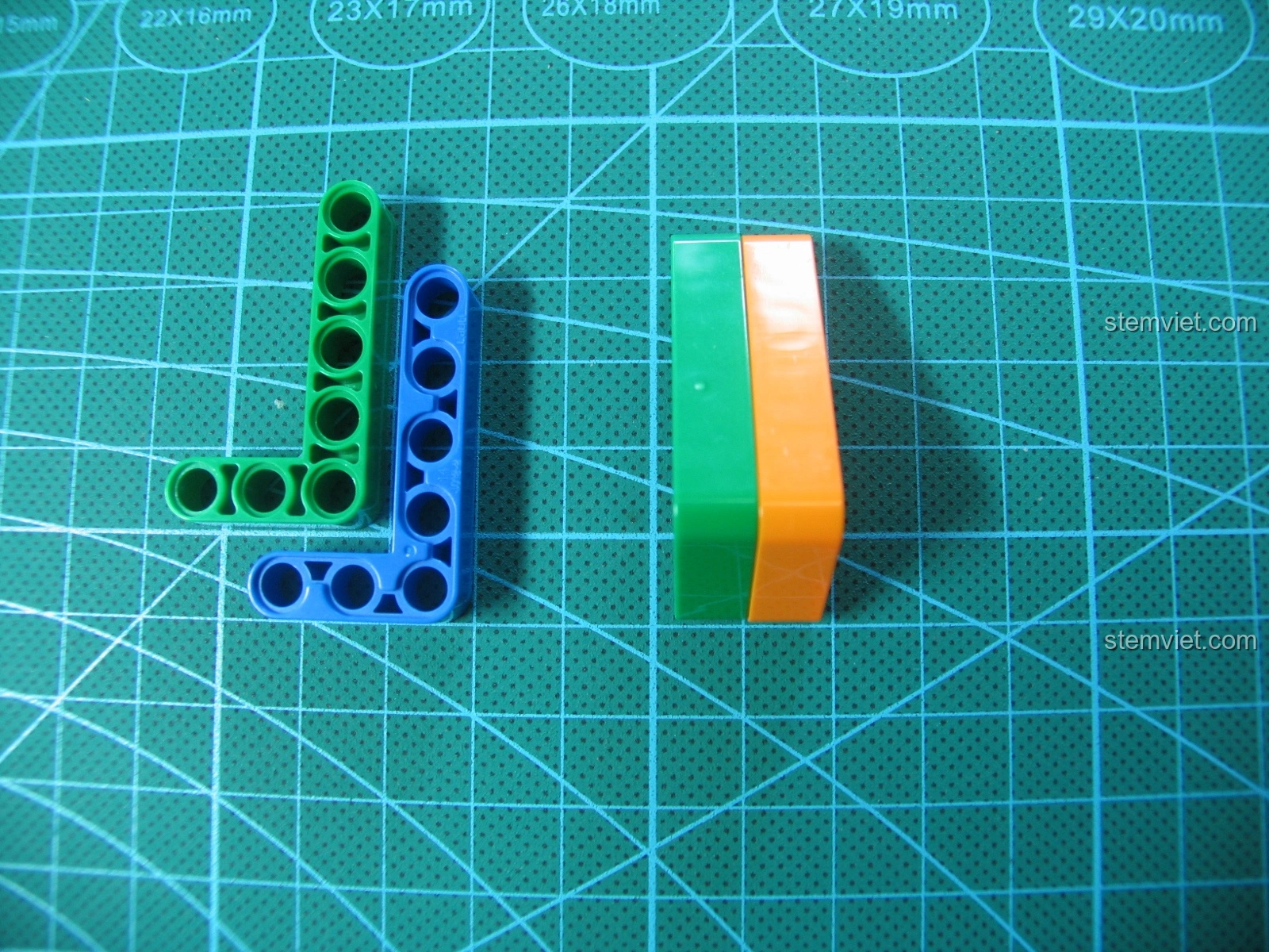 So sánh mảnh góc màu xanh của CaDA và mảnh góc màu xanh lá của LEGO, cả hai đều có logo riêng biệt.