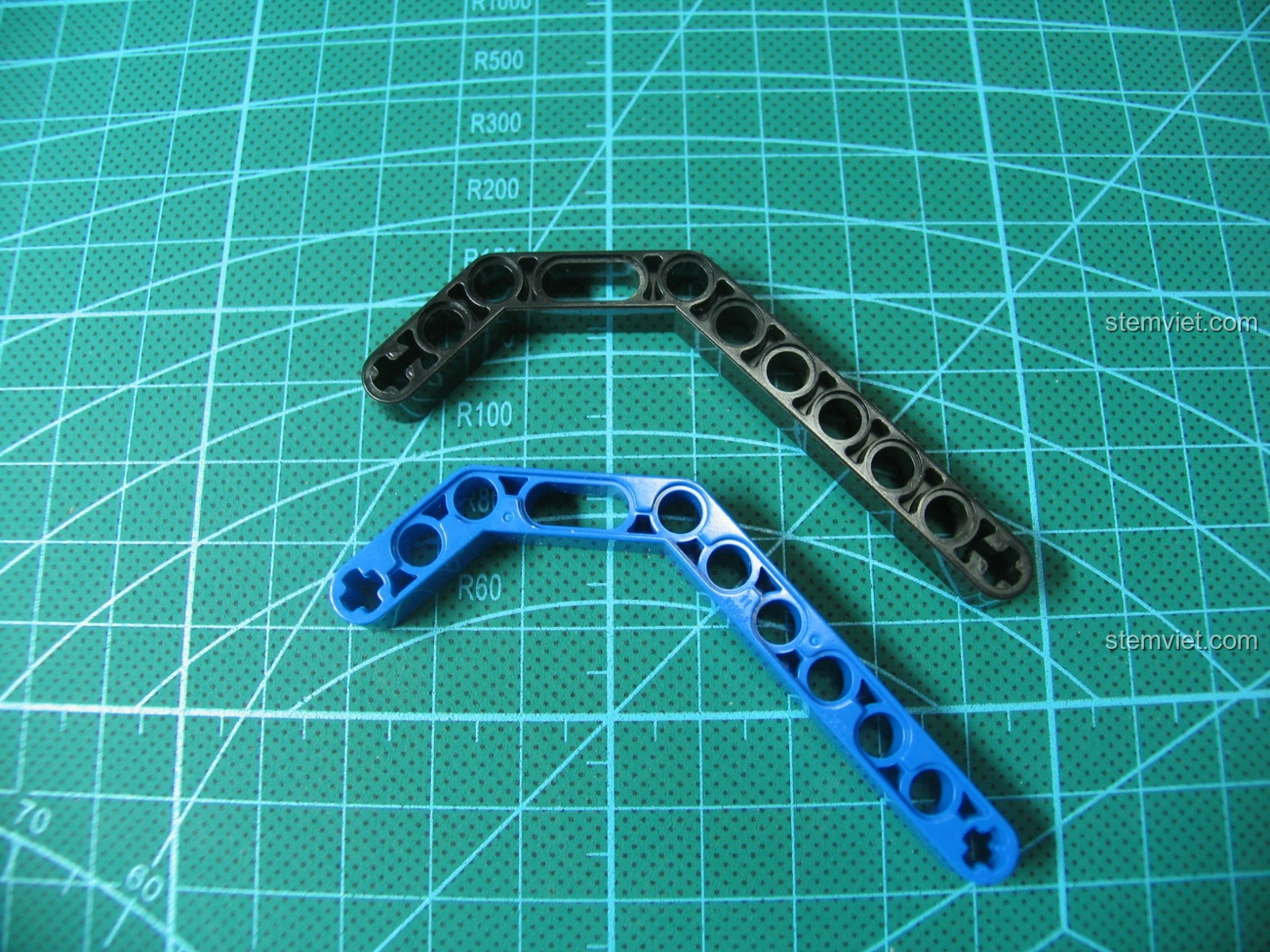 So sánh mảnh góc màu xanh của CaDA và mảnh góc màu đen của LEGO, từ bộ đồ chơi Súng AK-47 1001 giá hời.