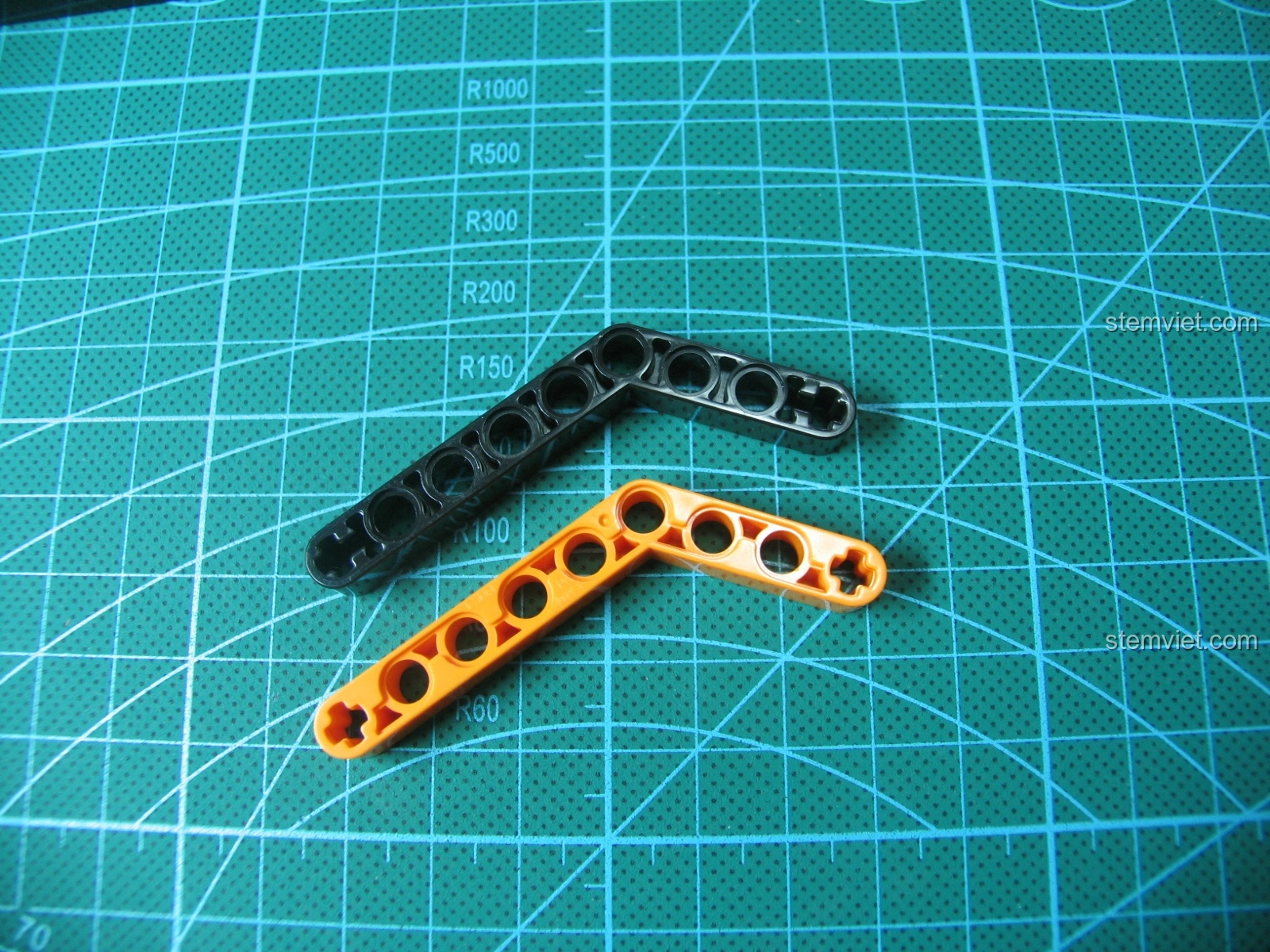 So sánh mảnh góc màu cam của CaDA và mảnh góc màu đen của LEGO, từ bộ lắp ghép Súng AK-47 81001 đáng tiền.