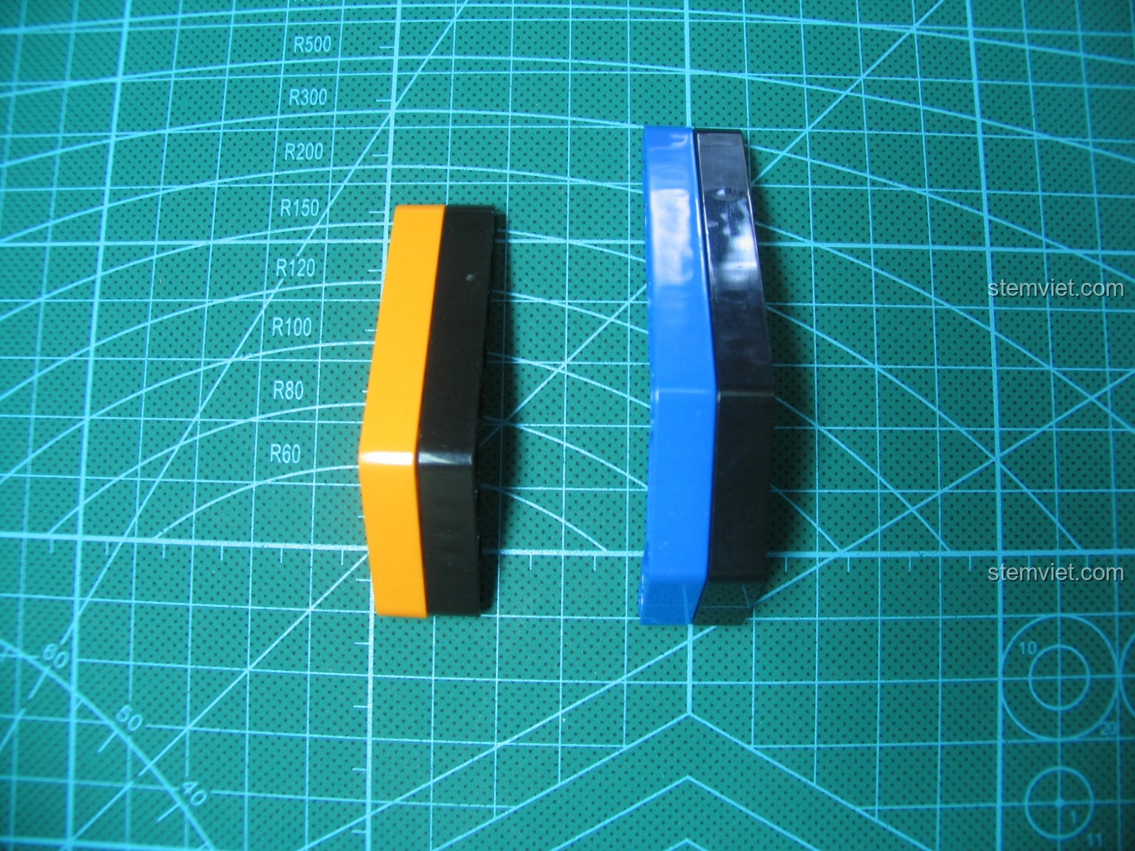 So sánh mảnh thanh màu cam của CaDA và mảnh thanh màu đen của LEGO, từ bộ đồ chơi lắp ghép CaDA 81001 siêu tiết kiệm.