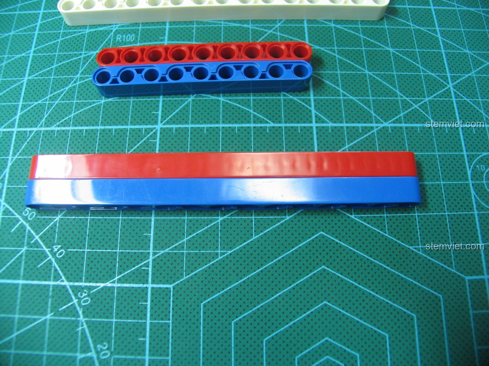 Góc nhìn khác về mảnh thanh dài CaDA (xanh) và LEGO (đỏ, trắng), khẳng định sự đồng nhất về kích thước.