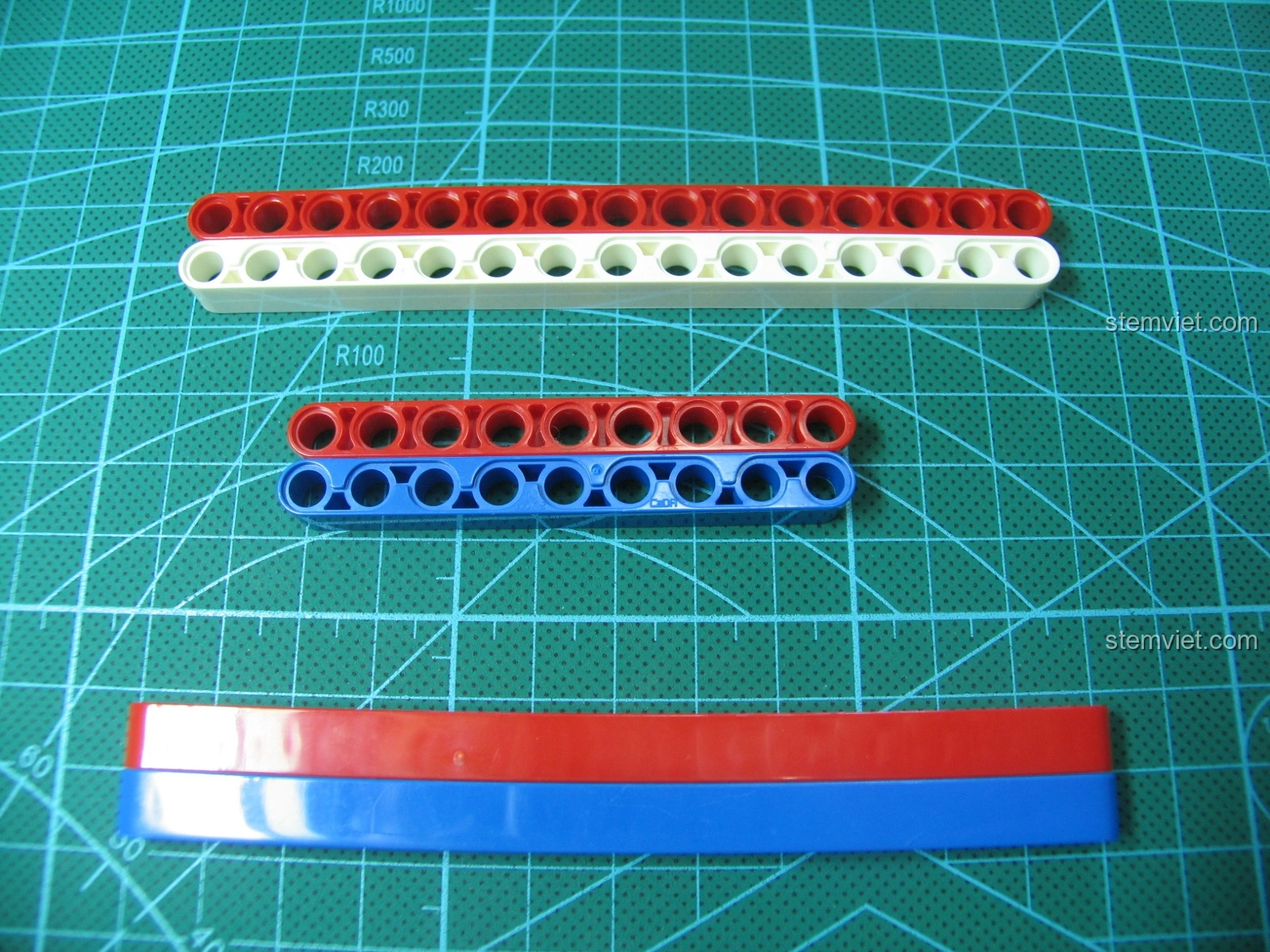 So sánh mảnh thanh dài CaDA (xanh) và LEGO (đỏ, trắng), cho thấy khả năng tương thích cao giữa hai hãng.