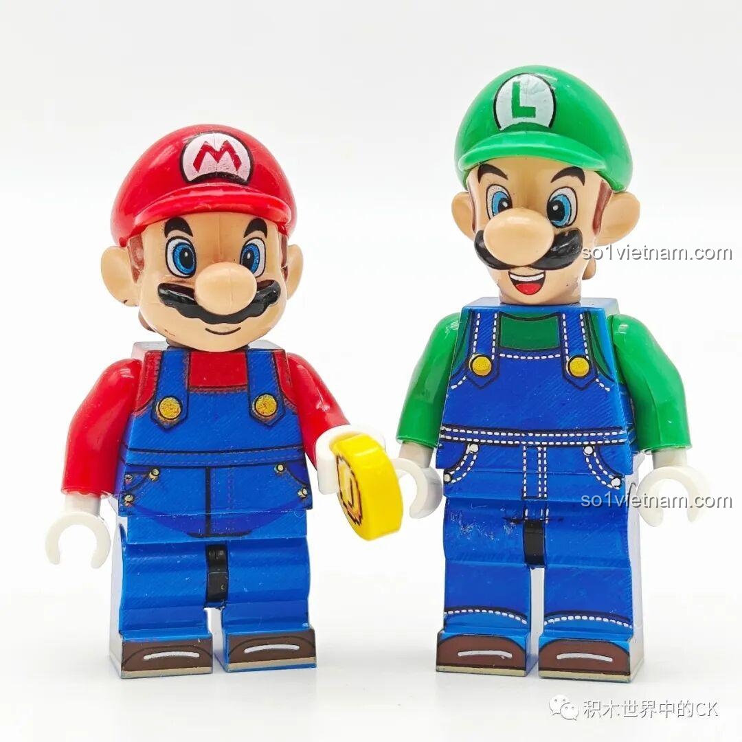 So sánh hai minifigure anh em Mario và Luigi trong bộ đồ chơi WM6103.