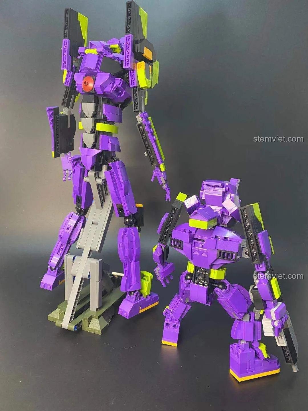 Góc nhìn từ phía sau so sánh hai mô hình robot Evangelion Unit-01 phiên bản mini và lớn.