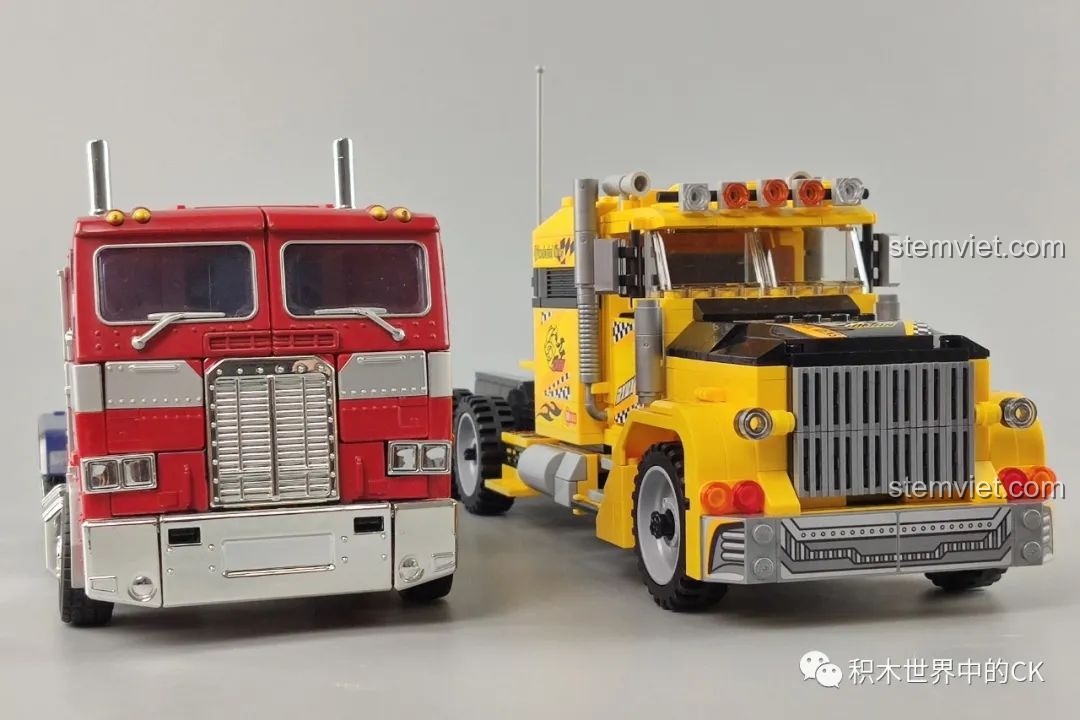 Góc nhìn chính diện khi so sánh xe tải QMAN 42108 và mô hình xe tải màu đỏ.