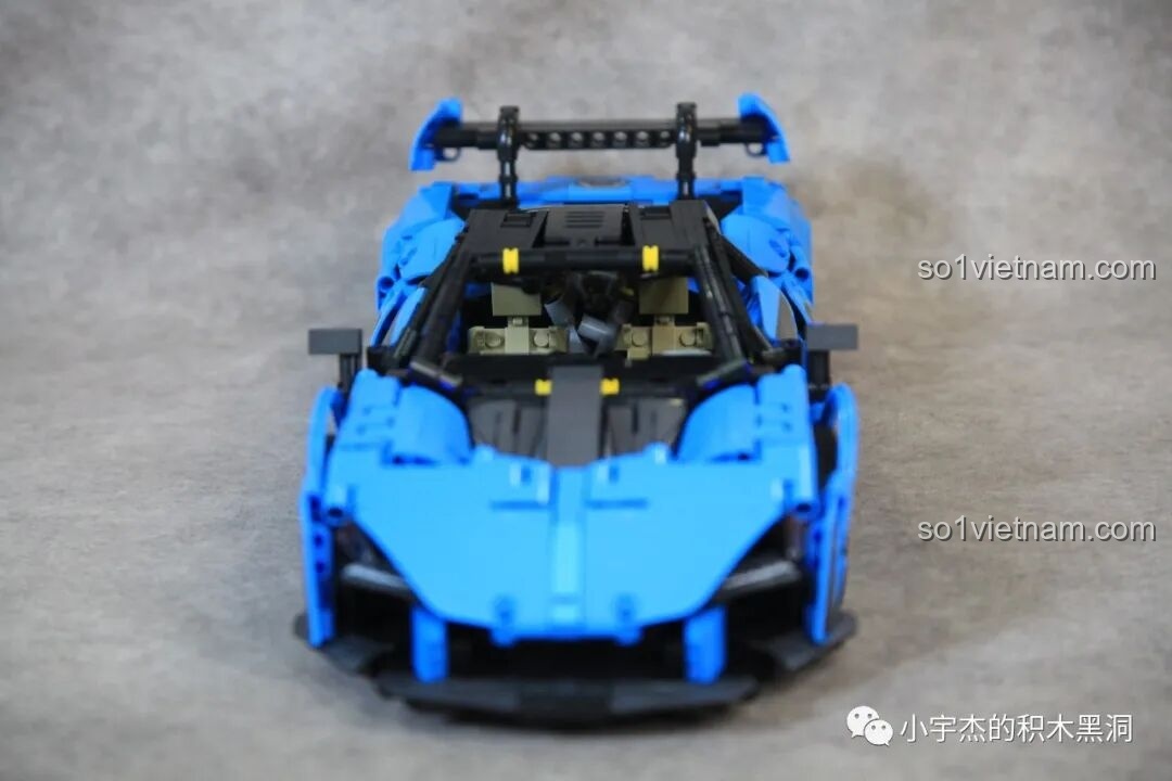 So sánh mặt trước của PanlosBrick 673002 McLaren Senna GTR và PanlosBrick 673001 Pagani V12.