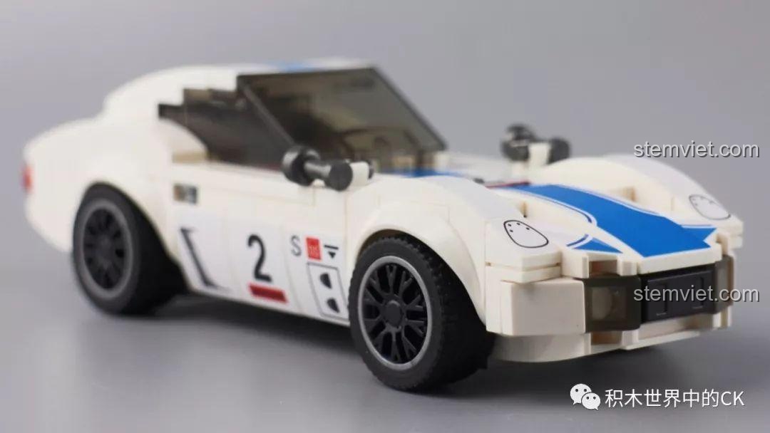 So sánh sự khác biệt màu sắc giữa sticker và mảnh ghép trên mô hình Toyota 2000GT SEMBO 607030.