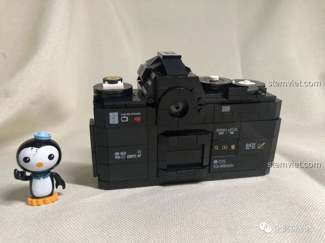 So sánh mô hình Máy Ảnh Kỹ Thuật Số Nekan FY2A LR129 (00844) với một mô hình máy ảnh retro khác.