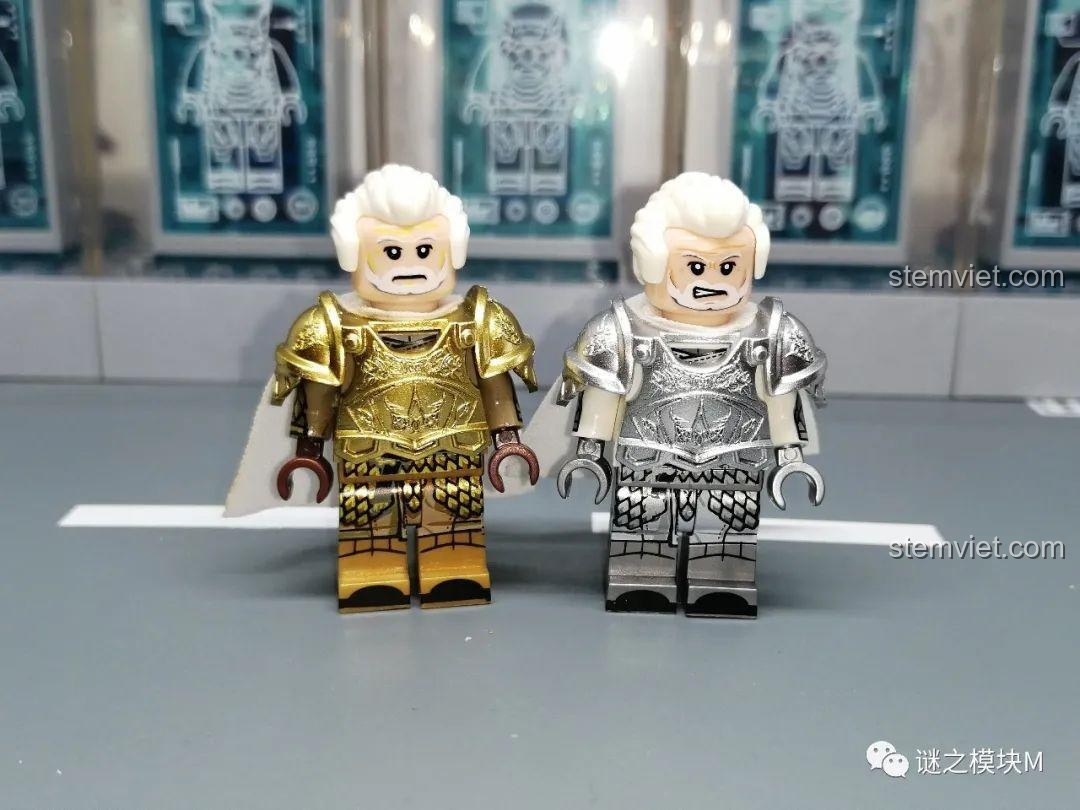 So sánh hai minifigure Barristan Selmy từ bộ KORUIT, một mặc giáp vàng và một mặc giáp bạc, đứng cạnh nhau.