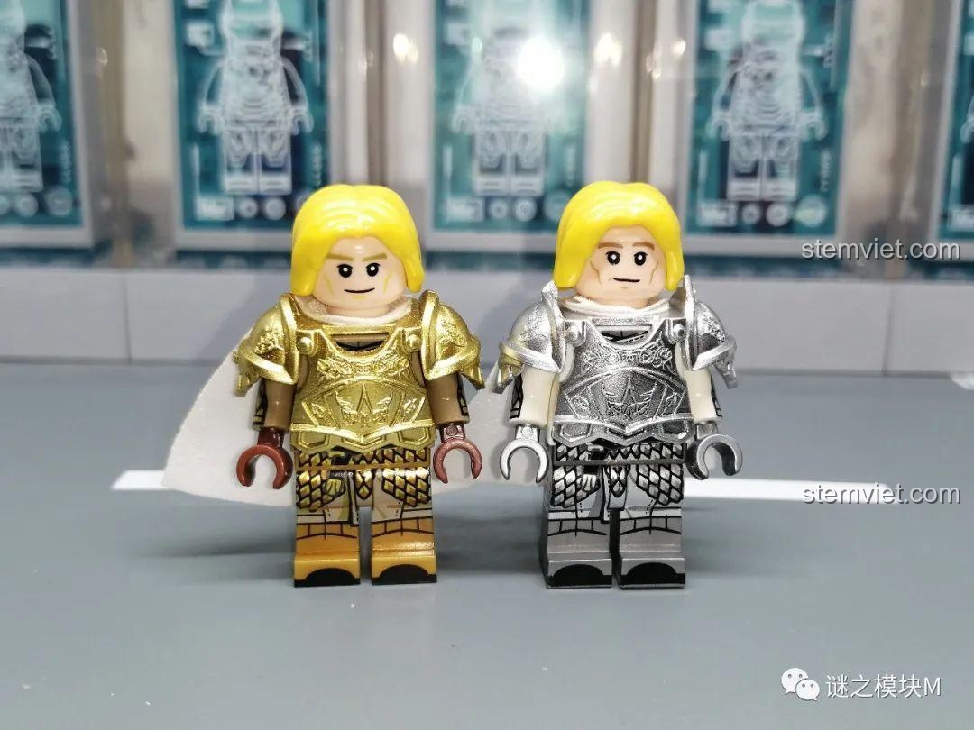 So sánh hai minifigure Jaime Lannister từ bộ KORUIT, một mặc giáp vàng và một mặc giáp bạc, đứng cạnh nhau.