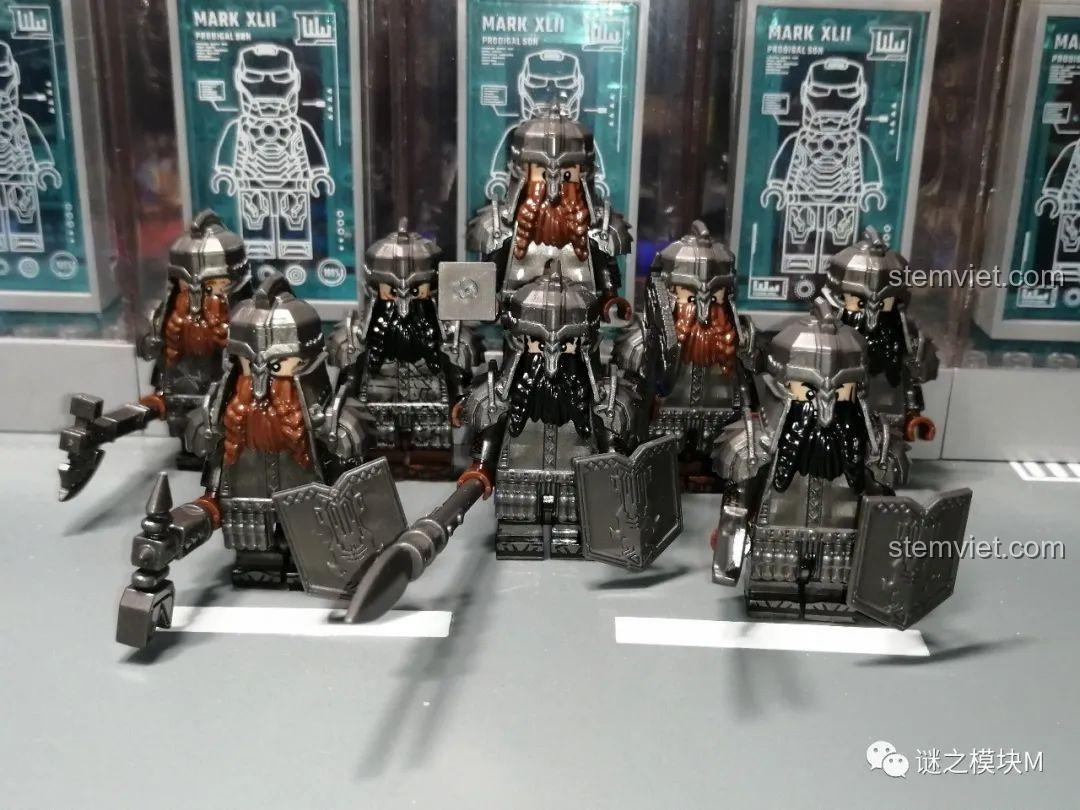 So sánh tổng thể hai minifigure chiến binh người lùn KORUIT KT1040 và XINH X0314.