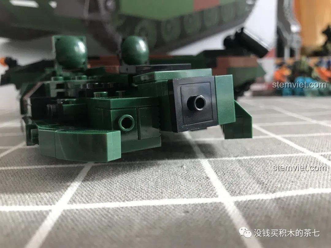 So sánh minifigure lính tóc đỏ của JiaZhi 0102 với lính nữ từ bộ Abrams, thể hiện sự đa dạng.