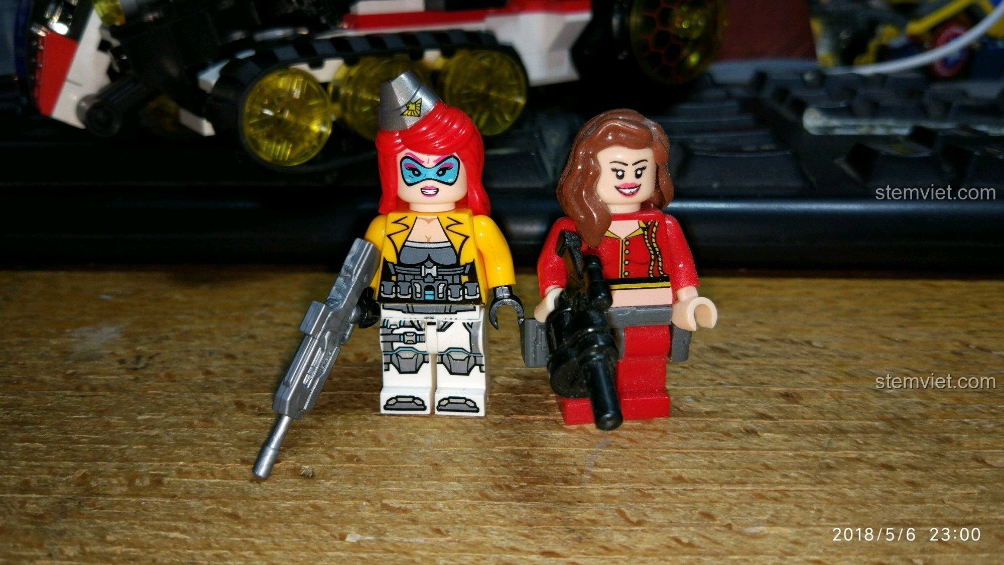 So sánh minifigure nữ chiến binh QMAN 2715 với một minifigure nữ khác, cho thấy sự tương đồng về phong cách.