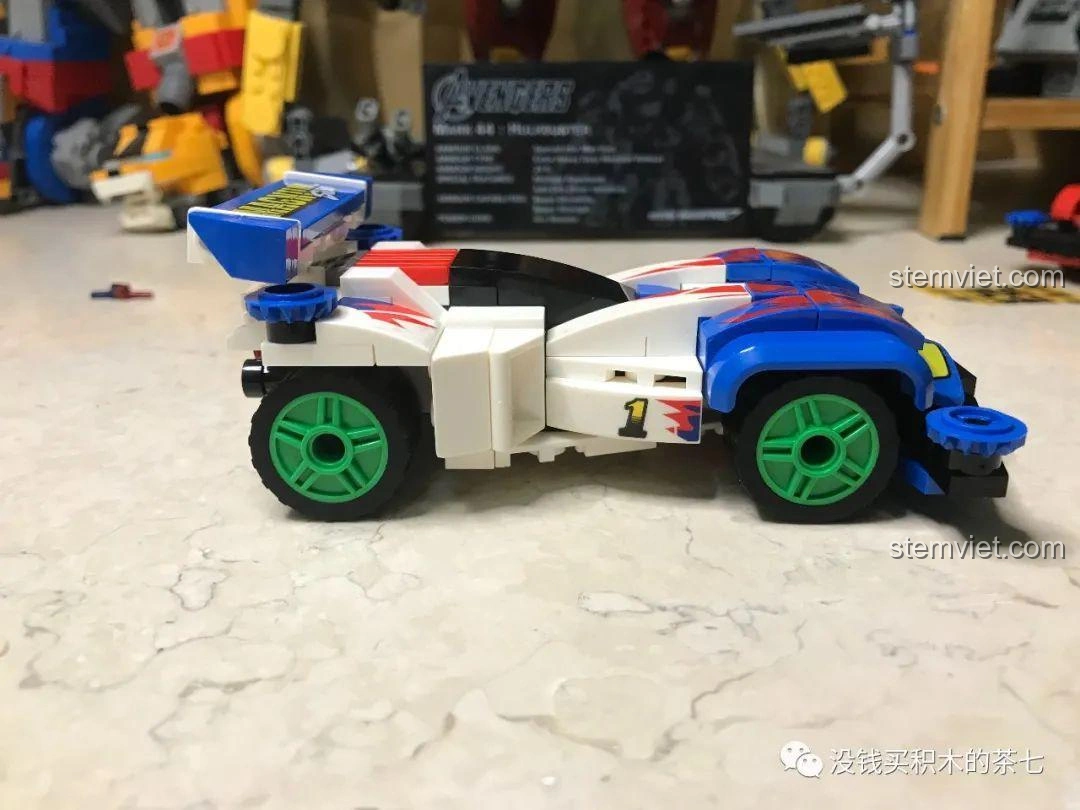 So sánh hai minifigure Tam Quốc Đằng Cát: một trong trang phục thường ngày và một trong trang phục thi đấu, cho thấy sự khác biệt về màu da.