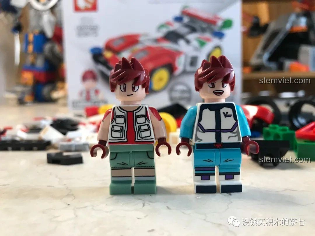 So sánh hai minifigure Tinh Mã Liệt: một trong trang phục thường ngày và một trong trang phục thi đấu, thể hiện sự đa dạng của nhân vật.