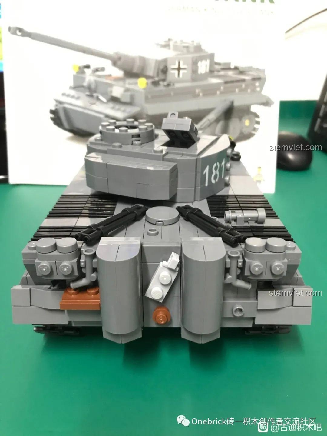 So sánh mô hình GUDI 6104 Xe tăng Tiger hoàn thiện với hình ảnh trên hộp, cho thấy độ chính xác cao.