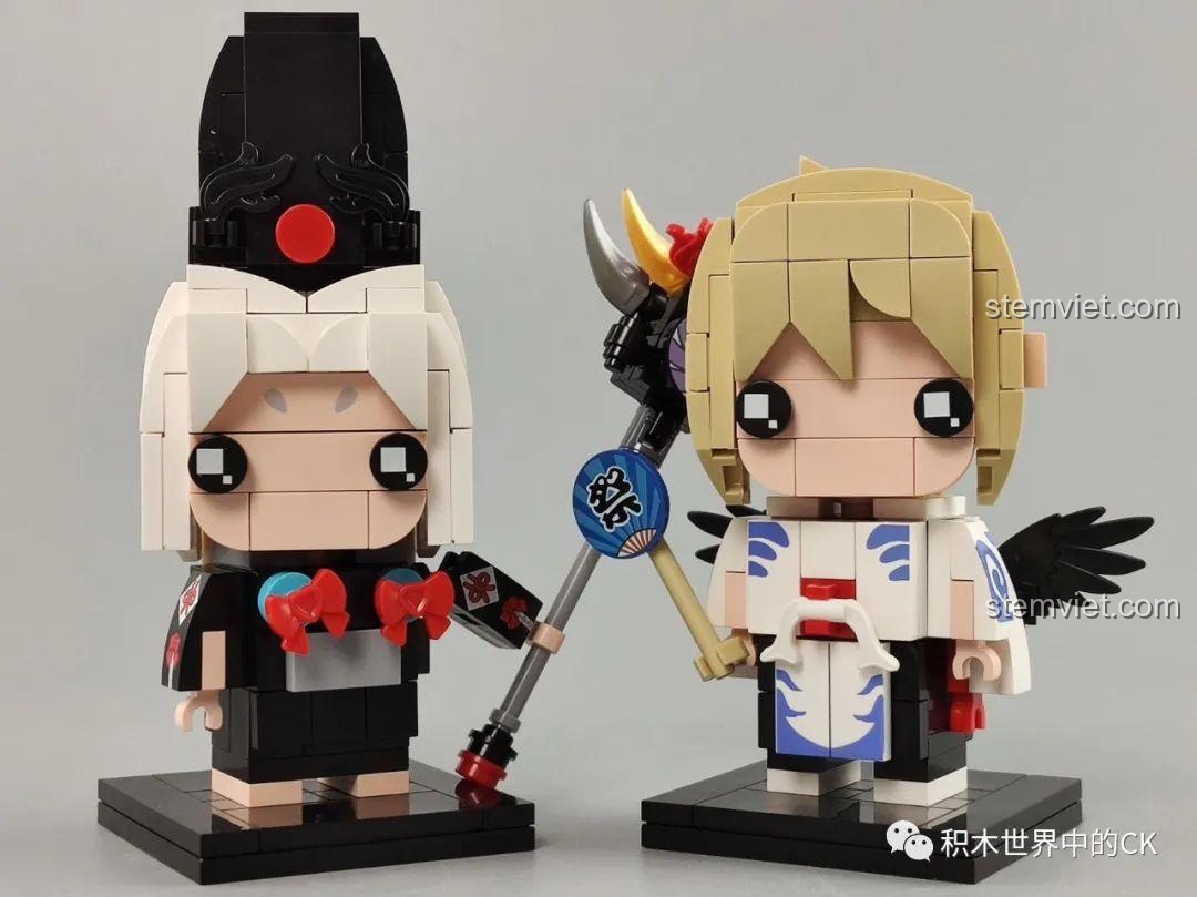 So sánh hai mô hình Keeppley K20107 Hắc Đồng Tử và K20108 Đại Thiên Cẩu đứng cạnh nhau.