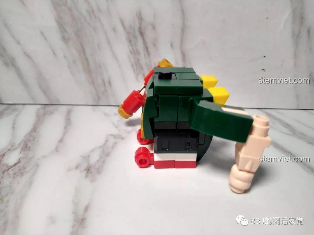 So sánh hai mô hình Lộc Tinh ZHEGAO QL0953-2 và Phúc Thần ZHEGAO QL0953-1 đứng cạnh nhau, cho thấy sự tương đồng và khác biệt.