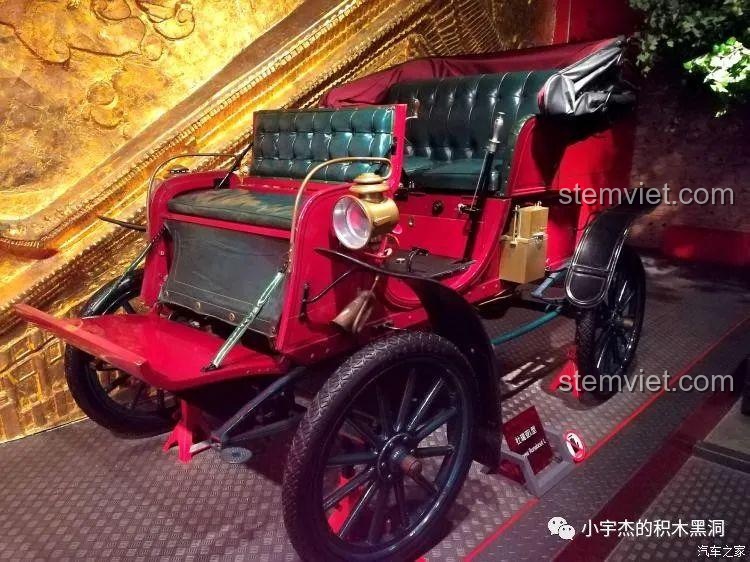 So sánh giữa mô hình lắp ráp SEMBO 705400 và chiếc xe Duryea Model L thật đang được trưng bày trong bảo tàng.