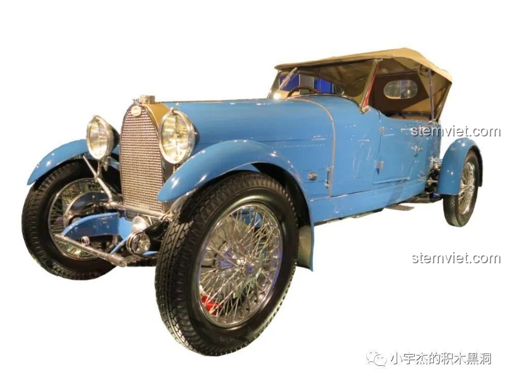 Hình ảnh so sánh giữa mô hình lắp ráp SEMBO 705600 và xe Bugatti T-38A thật, cho thấy độ chính xác cao trong thiết kế.