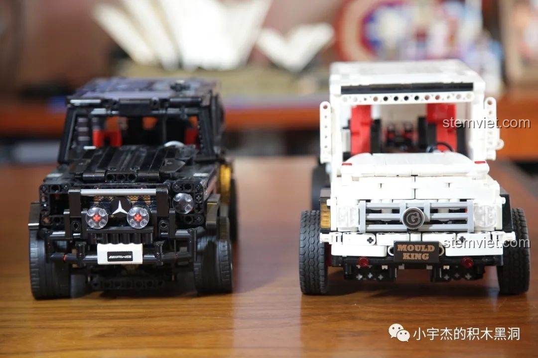 So sánh mô hình Mould King 13069 màu trắng với một mô hình G500 màu đen của hãng khác.