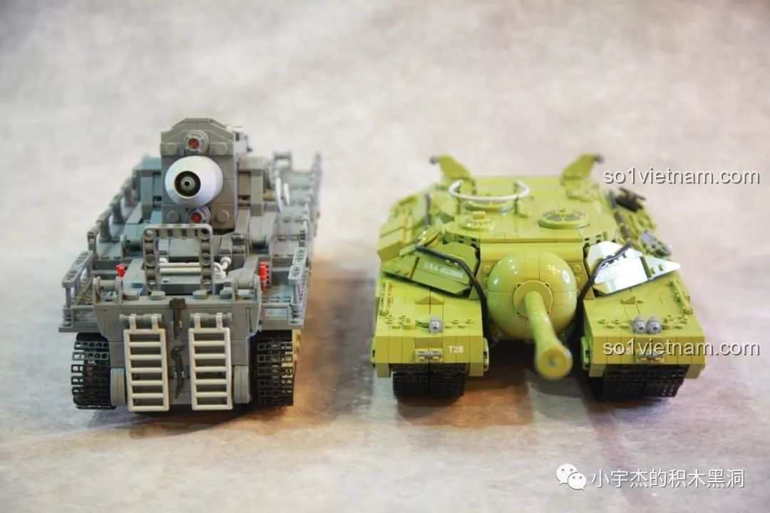 So sánh góc nhìn phía trước giữa hai mô hình Panlos T28 và pháo tự hành Karl-Gerät.