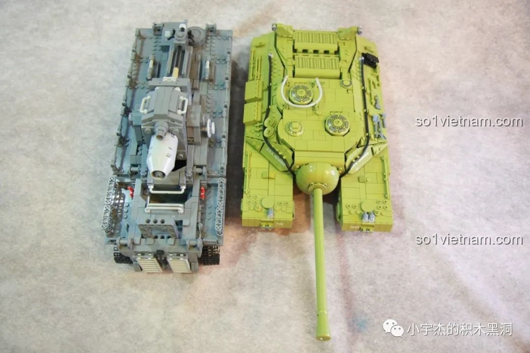 So sánh góc nhìn từ trên xuống giữa hai mô hình Panlos T28 và pháo tự hành Karl-Gerät.