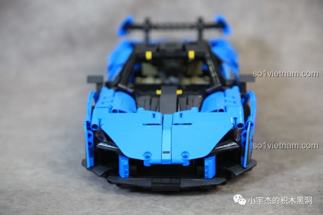 So sánh mô hình PanlosBrick 673002 McLaren Senna GTR với một mô hình xe đua khác cùng tỉ lệ 1:14.