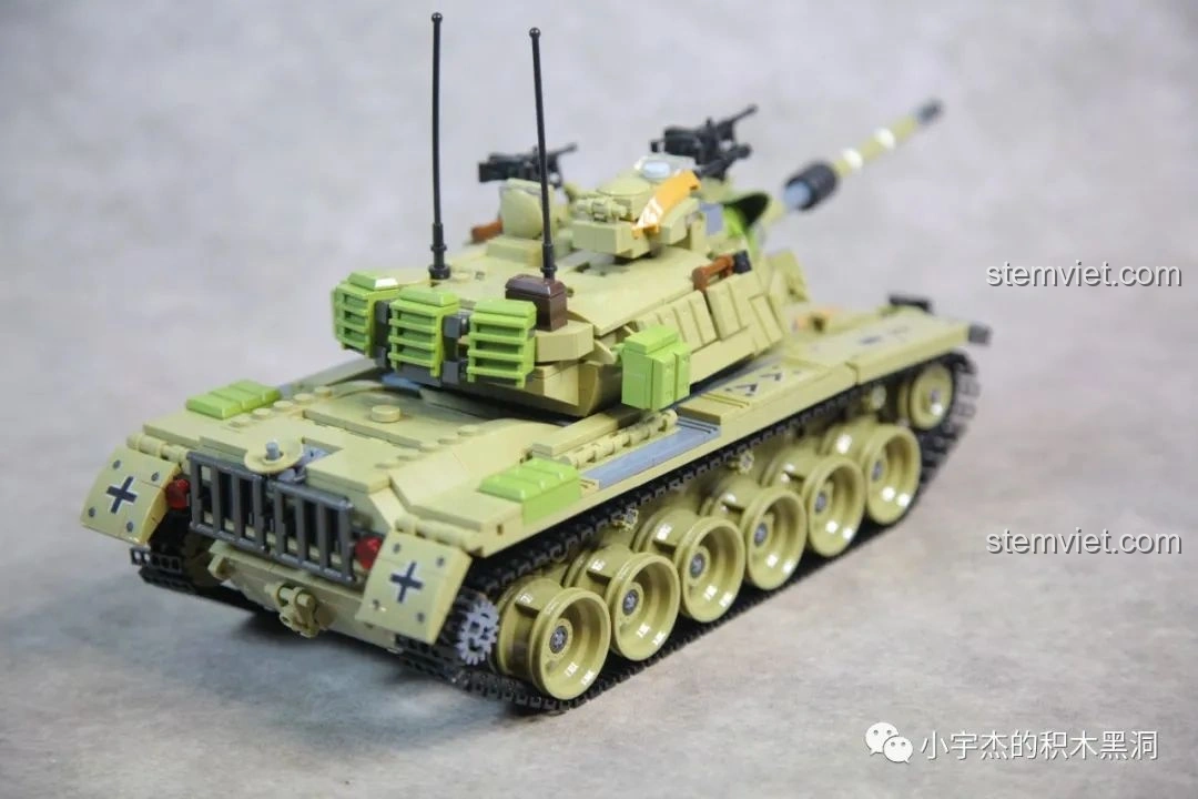 So sánh hai phiên bản của mô hình xe tăng M60 Magach PanlosBrick 632004 (mới và cũ).