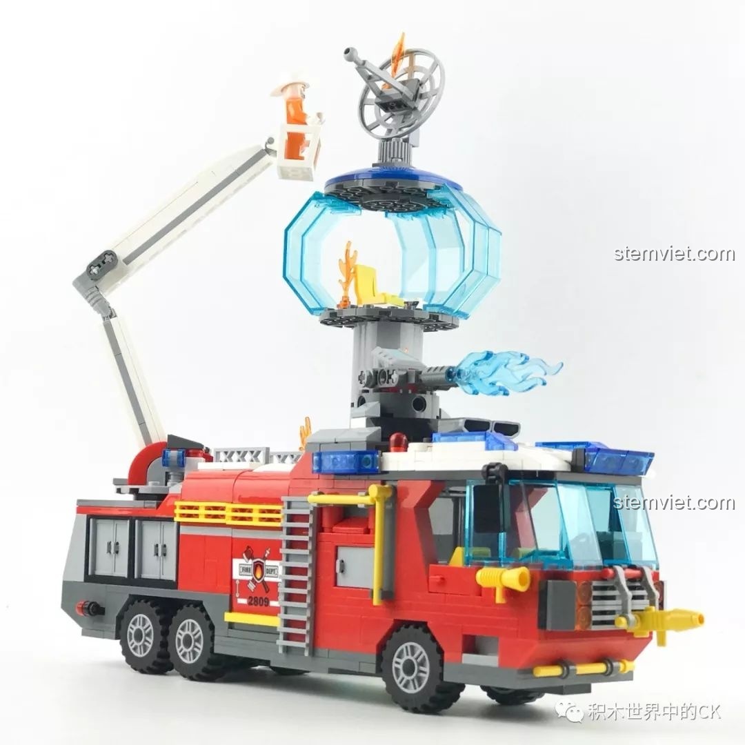 So sánh kích thước giữa hai mô hình xe cứu hỏa QMAN 2809 (bên phải) và QMAN 2807 (bên trái).