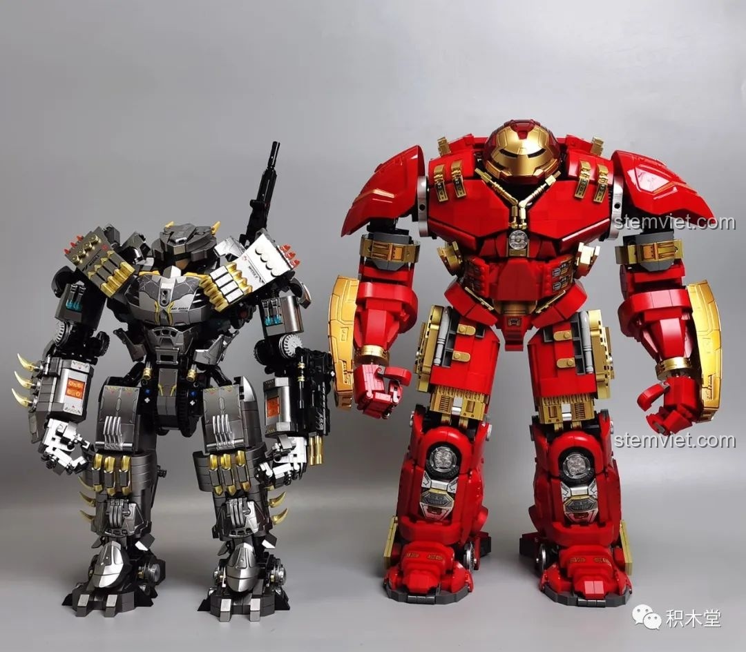 So sánh kích thước giữa Robot Batmech Hạng Nặng Justice Buster và mô hình Hulkbuster màu đỏ.