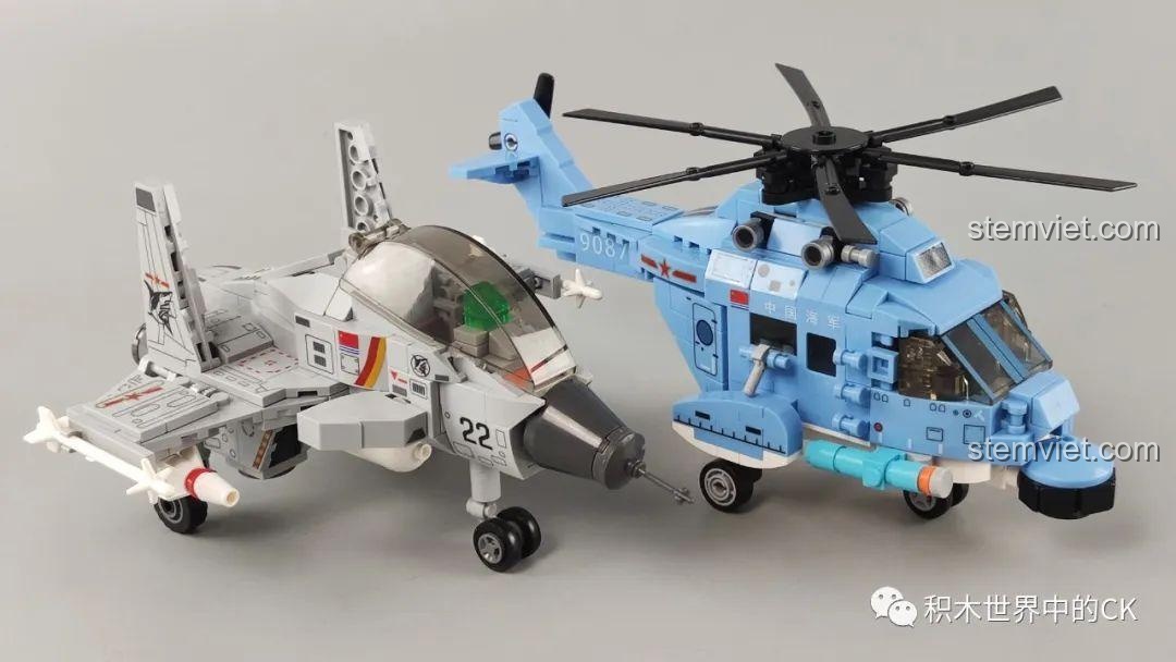 So sánh mô hình J-15 Q-style SEMBO 202037 với một mô hình trực thăng Z-20 màu xanh dương.