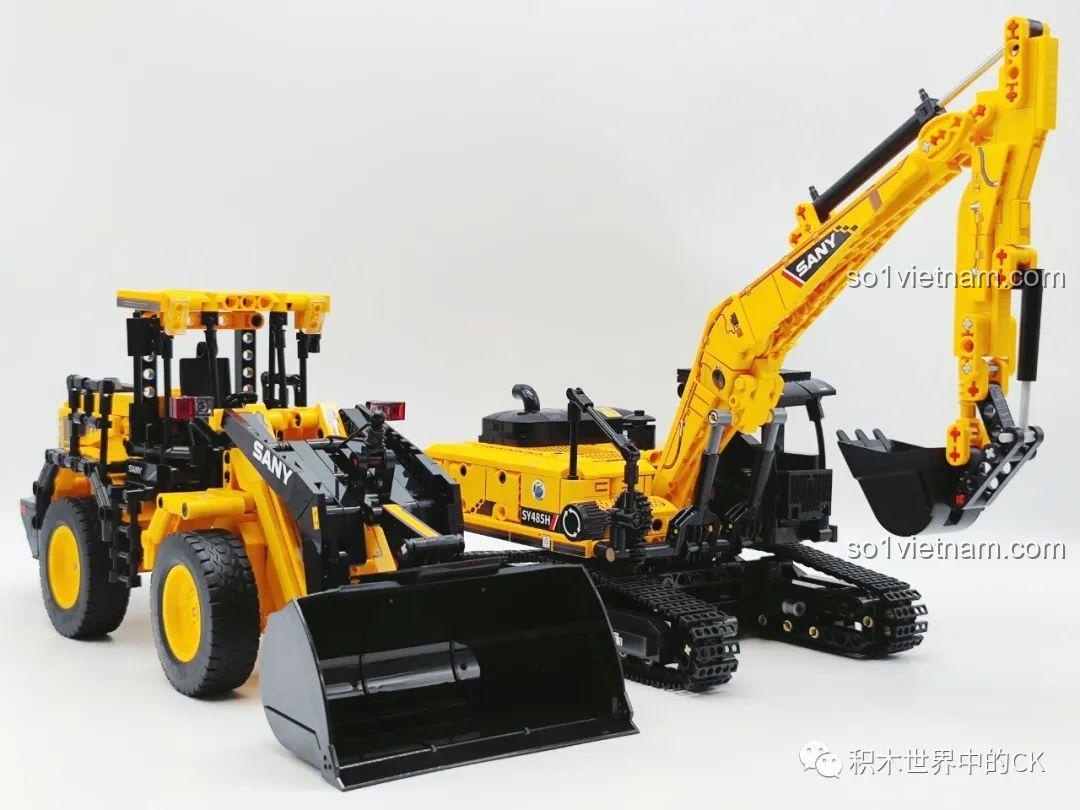 Mô hình xe xúc Sembo 712017 đứng cạnh một mô hình xe xúc lật khác cùng series SANY, tạo thành một bộ sưu tập công trình.