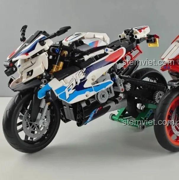 So sánh Siêu mô tô Streetfighter V4 SP Panlos Brick giá hời với một mô hình xe đua khác.