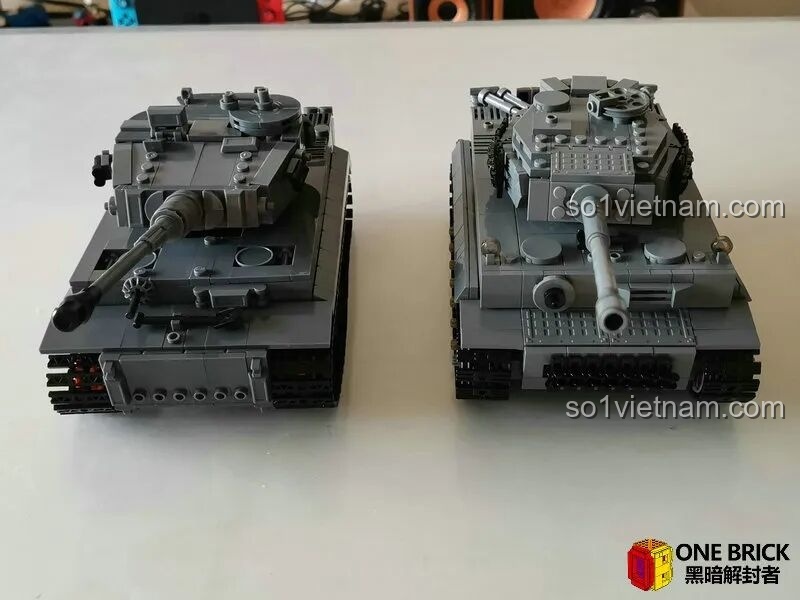 So sánh mô hình Sluban M38B0851 (bên trái) với một mô hình xe tăng Tiger I của hãng khác, cả hai có cùng tỉ lệ.