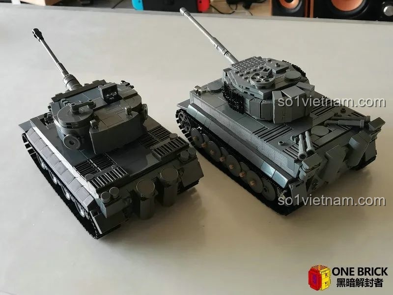 So sánh hai mô hình xe tăng Tiger I từ góc chéo, mô hình của Sluban (bên trái) có kết cấu vững chắc và ít chi tiết nhỏ dễ rơi hơn.