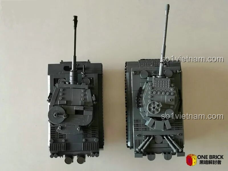 So sánh hai mô hình xe tăng Tiger I từ trên cao, cho thấy sự khác biệt trong thiết kế tháp pháo và các chi tiết trên thân xe.