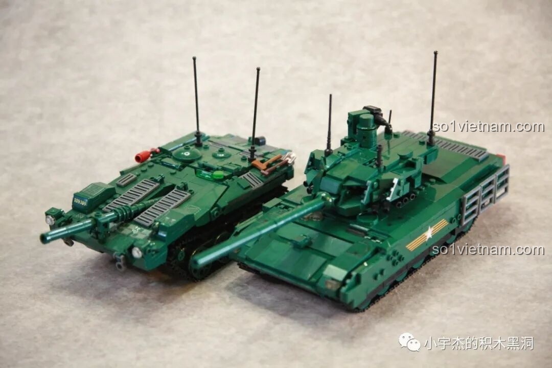 So sánh kích thước và thiết kế giữa mô hình xe tăng T-14 Armata Sluban M38-B0850 và một mô hình xe tăng Tiger.