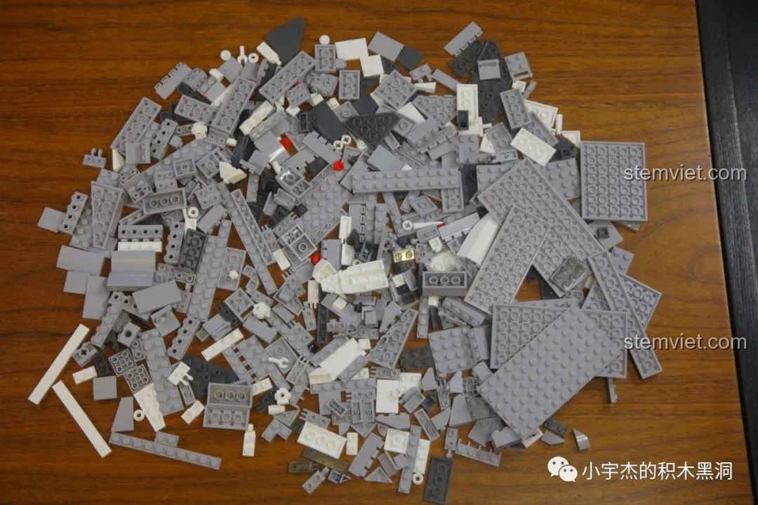 So sánh kích thước giữa mô hình Su-57 Flanker phiên bản mô phỏng và phiên bản Q-style của Sluban M38-B0986.