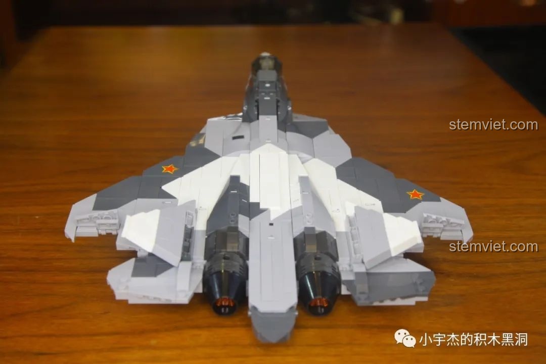 So sánh mô hình Su-57 Flanker Sluban M38-B0986 với mô hình Su-27, thể hiện sự khác biệt về thiết kế.