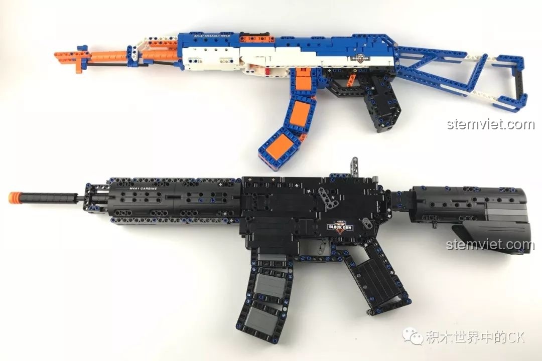 So sánh giữa mô hình súng M4A1 CaDA C81005 màu đen và mô hình AK-47 nhiều màu sắc của cùng hãng.