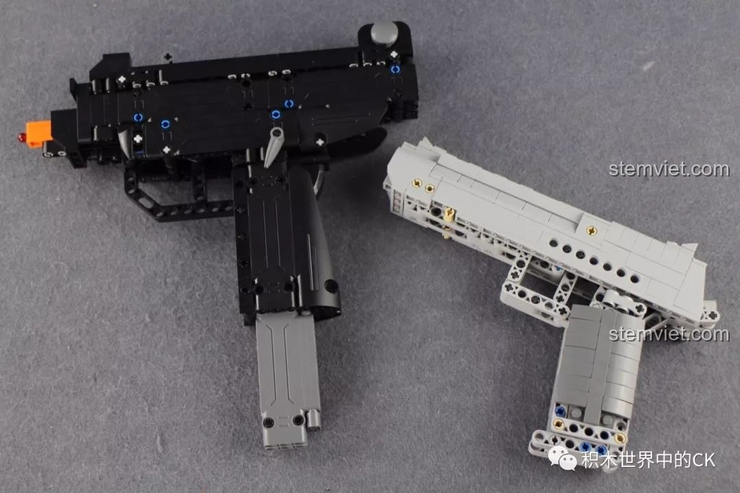 So sánh kích thước giữa mô hình súng UZI CaDA C81008 và một mô hình súng lục Desert Eagle lắp ráp khác.