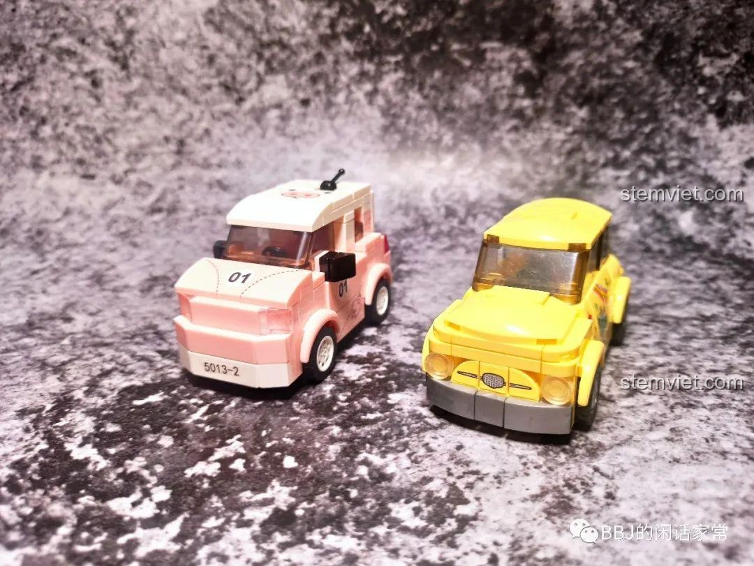 So sánh mô hình xe SY 5013 màu hồng với một mô hình xe khác màu vàng trong cùng bộ sưu tập Q-version.